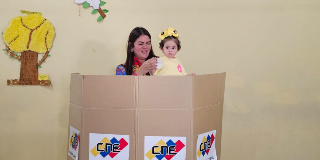 Ana-Fuentes-ejerce-su-voto-y-reporta-normalidad-en-el-proceso-comicial