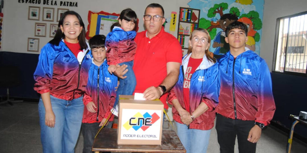Candidato-Oscar-Cedeño-ejerce-su-derecho-al-voto-acompañado-por-del-pueblo-zamorano