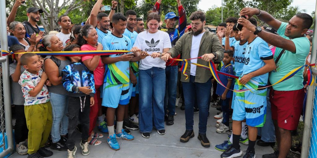 Ernesto-Luna-entrega-cancha-de-usos-múltiples-número-166-en-el-sector-Amana-Abajo-de-Maturín