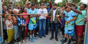 Ernesto-Luna-entrega-cancha-de-usos-múltiples-número-166-en-el-sector-Amana-Abajo-de-Maturín