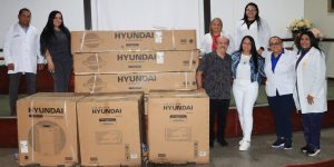 Gobernador-Ernesto-Luna-entrega-cuatro-acondicionadores-de-aires-al-Colegio-de-Médico-en-Monagas