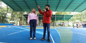 Gobernador-Luna-y-candidata-María-Villarroel-supervisan-cancha-El-Cafetal-en-Acosta