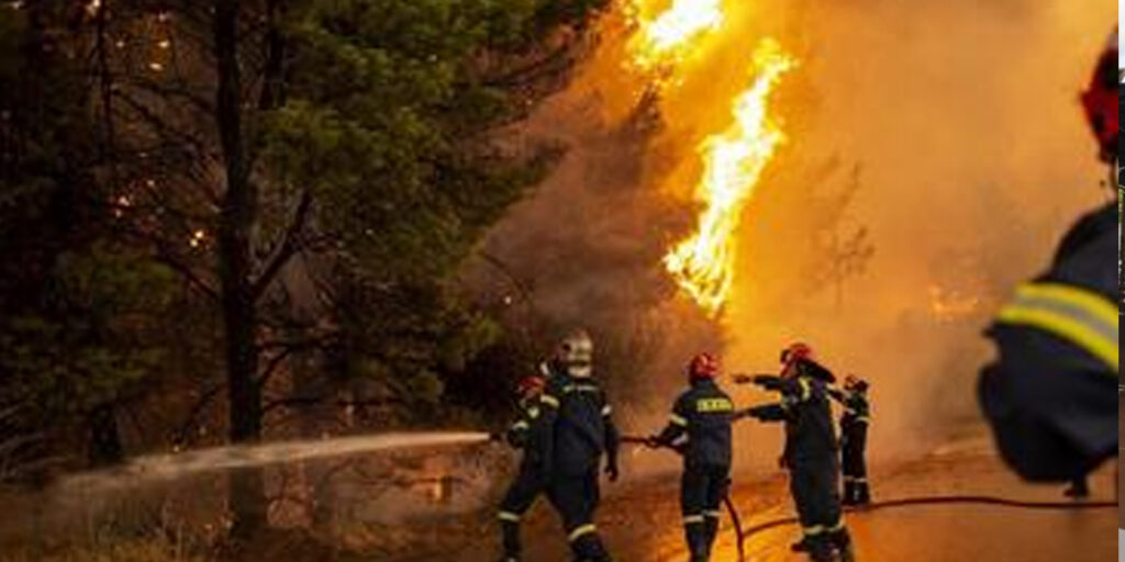 Grecia-sigue-luchando-contra-el-fuego-y-las-evacuaciones-ya-llegan-a-2.500-personas