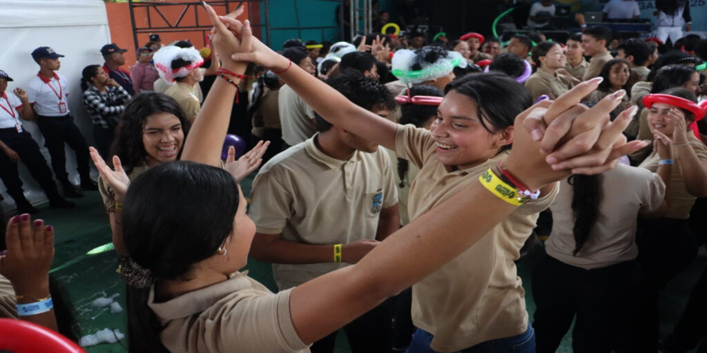 Último-Timbrepuso-a-bailar-a-más-de-1.220-nuevos-bachilleres-del-eje-Norte-de-Monagas