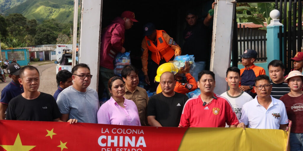 Comunidad-china-entrega-alimentos-y-agua-potable-para-familias-afectadas-por-crecida-de-ríos-en-Piar