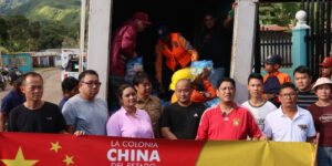 Comunidad-china-entrega-alimentos-y-agua-potable-para-familias-afectadas-por-crecida-de-ríos-en-Piar