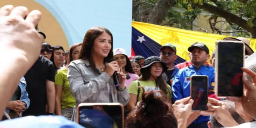 Daniela-Cabello-se-une-al-alistamiento-de-la-Milicia-Bolivariana-por-los-niños-de-la-patriaDaniela-Cabello-se-une-al-alistamiento-de-la-Milicia-Bolivariana-por-los-niños-de-la-patria