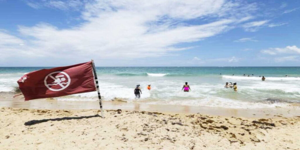 EEUU-advierte-de-peligro-en-casi-toda-la-costa-este-debido-al-huracán-Erin