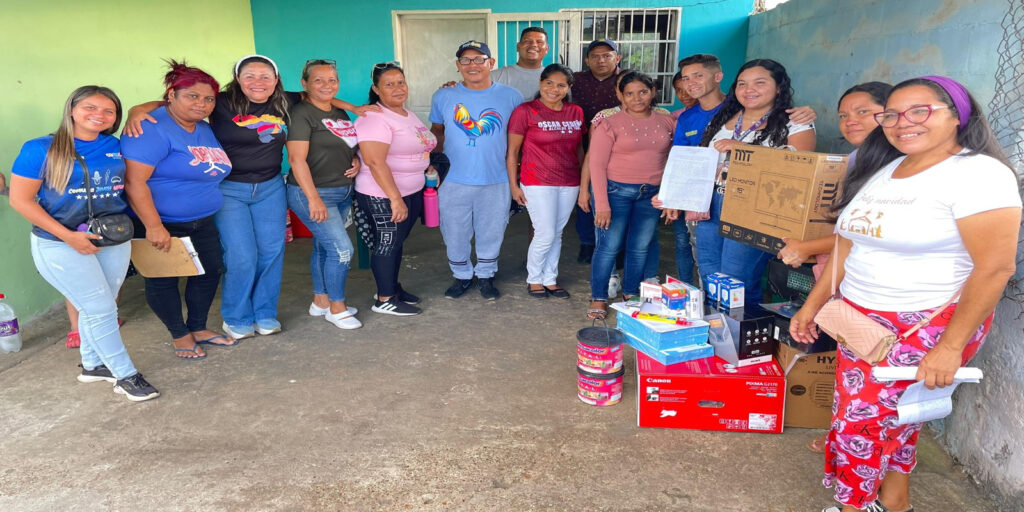 Entregan-materiales-al-proyecto-juvenil-de-la-Comuna-Uncosur-en-Ezequiel-Zamora