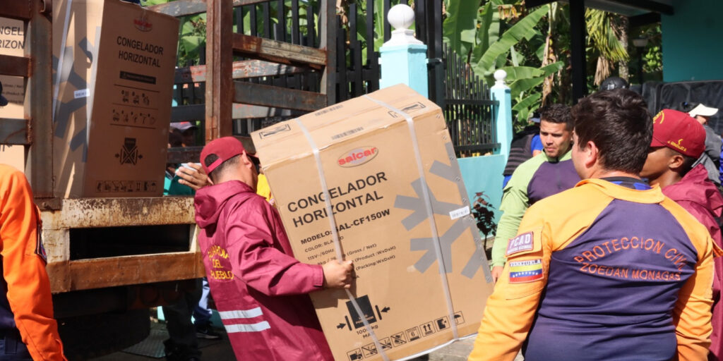 Ernesto-Luna-entrega-enseres-a-familias-afectadas-por-inundaciones-en-el-municipio-Piar