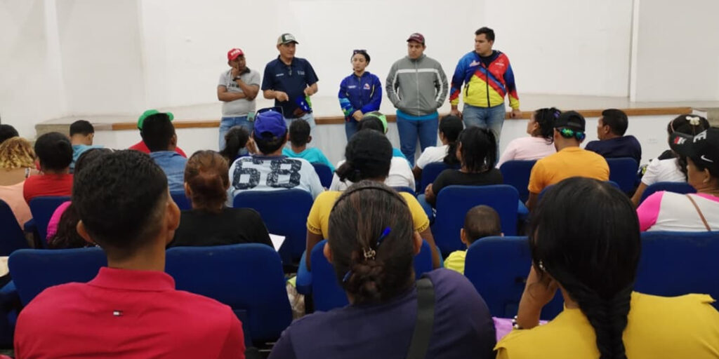 Escuela-de-Fortalecimiento-del-Poder-Popular-asesora-a-jóvenes-en-Cedeño