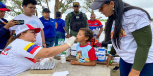 Gobierno-Bolivariano-atiende-a-familias-de-las-comunidades-fluviales-de-Barrancas-del-Orinoco