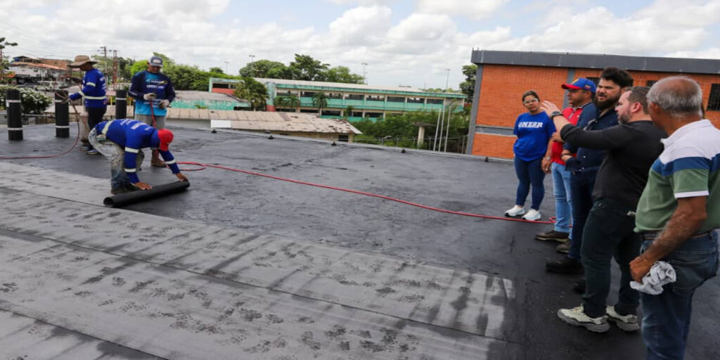 Luna-inspecciona-trabajos-de-rehabilitación-en-la-Universidad-Simón-Rodríguez