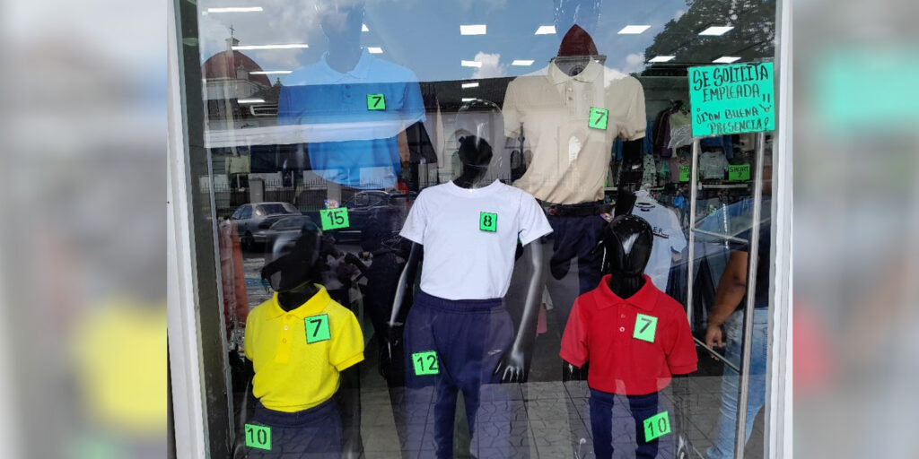 Madres-buscan-ofertas-antes-de-comprar-útiles-escolares