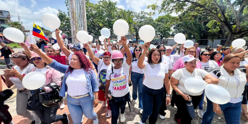 Mujeres-alzan-su-voz-en-defensa-de-los-niños-secuestrados-por-los-Estados-Unidos
