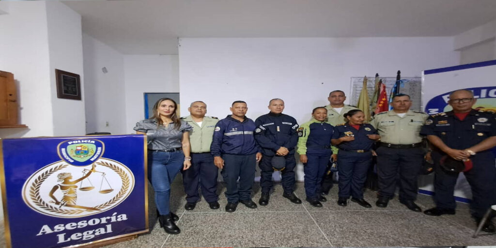 Realizan-conversatorio-sobre-jefatura-de-los-servicios-a-funcionarios-de-Polimaturín