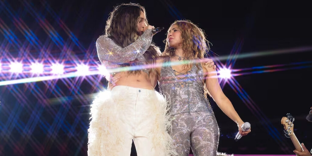 Belinda-cumple-su-sueño-y-canta-con-Shakira-en-el-GNPperseverante-y-talentosa-celebra-la-colombiana