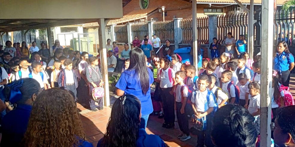 Con-alegría-y-entusiasmo-inicia-período-escolar-en-Ezequiel-Zamora