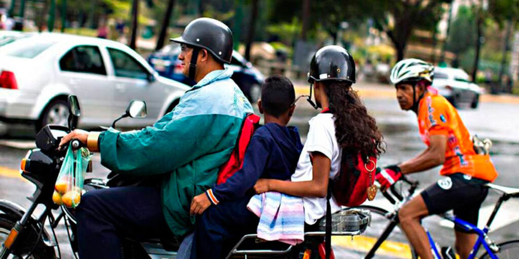 INTT-prohibe-el-transporte-de-niños-menores-de-10-años-en-motos