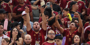 ‎Aficionados-Siempre-seremos-Vinotinto,-en-las-buenas-y-en-las-malas