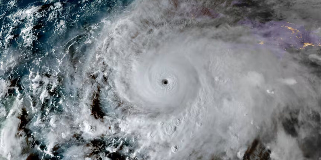 El-huracán-Melissa-golpea-Jamaica-con-furia-y-amenaza-con-impactos-catastróficos-en-el-Caribe-oriental