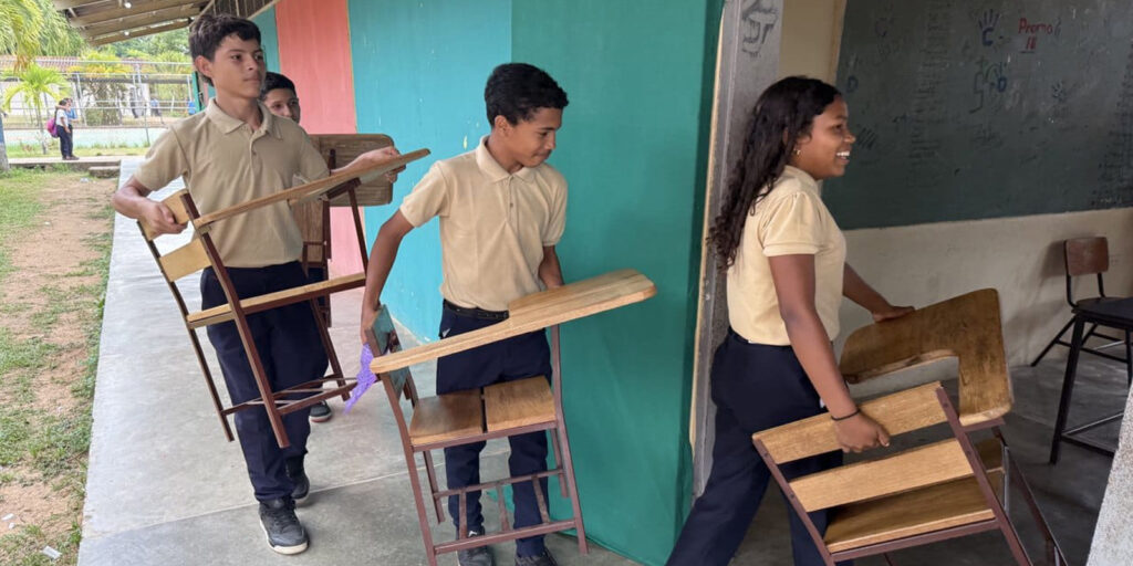 Juventud-de-Boquerón-donó-140-pupitres-nuevos-al-liceo-Manuel-Antonio-Carreño