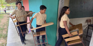 Juventud-de-Boquerón-donó-140-pupitres-nuevos-al-liceo-Manuel-Antonio-Carreño