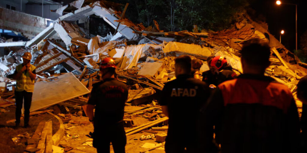 Sismo-de-magnitud-6,1-sacude-el-oeste-de-Turquía,-algunos-edificios-sufren-daños