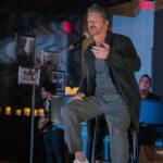 Ricardo Arjona viaja por sus éxitos y canta ‘se acabaron las fronteras’ en Nueva York