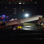 Avión de Air Canada Express choca con un vehículo en tierra en aeropuerto de Nueva York