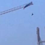Parapentista pasa horas atrapado en una grúa a 60 metros de altura en China