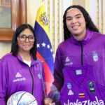 Delcy Rodríguez recibe en Miraflores a campeones de baloncesto femenino y masculino
